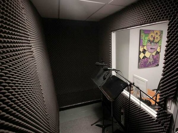 Gąbka akustyczna z czarną redukcją szumów w studio