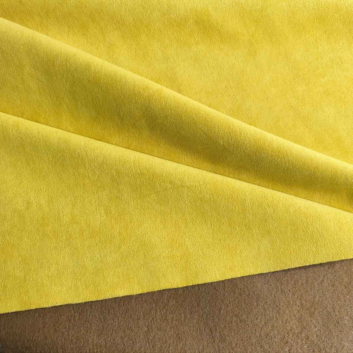 Żółta tkanina Brazio z miękką welurową powierzchnią i widocznym spodem materiału