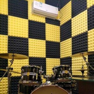żółto-czarna tuba akustyczna z redukcją szumów w studiu perkusyjnym